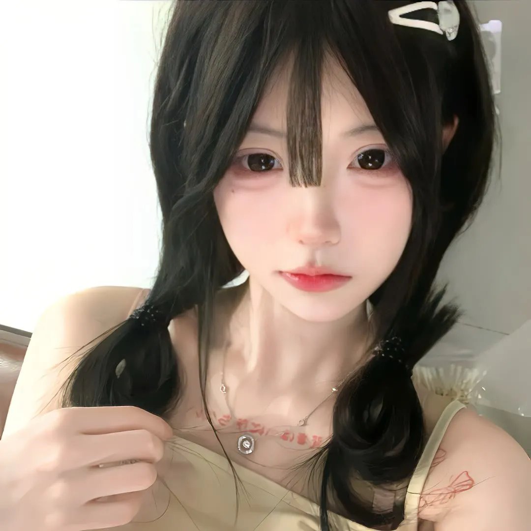 随盲柳入眠的女人